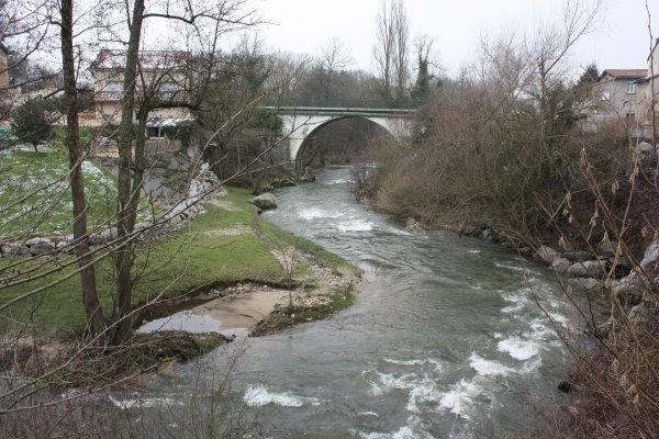 en face du pont